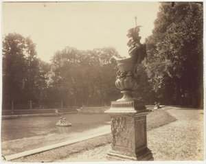 Versailles, Grand Trianon, (Vase aus Blei von Le Lorrain) von Jean Eugène Auguste Atget