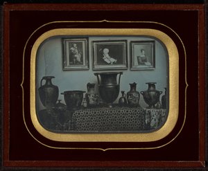 Stillleben mit griechischen Vasen und drei Gemälden von Jean Gabriel Eynard