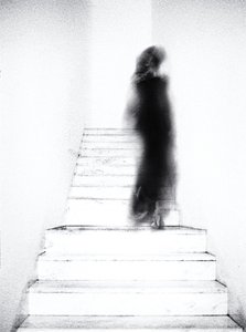 Ätherische Figur auf Treppen von Jeffrey Hummel