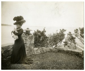 Ella Wheeler Wilcox am Sound Beach, Conn, ca. 1905-11 von Jessie Tarbox Beals