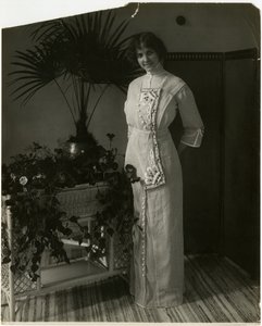 Grauer türkischer Stoff mit schwarzer und weißer Stickerei, Lord & Taylor, ca. 1905-18