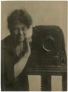 Jessie Tarbox Beals, Selbstporträt mit Kamera, ca. 1918-20 von Jessie Tarbox Beals