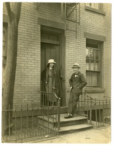 Mr. Llewelyn Powys, Autor, und seine Frau, ca. 1905-40 von Jessie Tarbox Beals