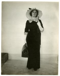 Richtige Art, eine Tasche und einen Regenschirm zu tragen, um 1905-18