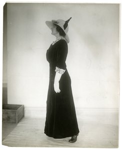 Richtige Haltung beim Gehen, ca. 1905-18