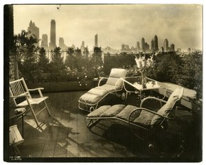 Terrasse von Frau Alice Woodward Rhinehardt, 400 E 52 St, ca. 1936-37 von Jessie Tarbox Beals