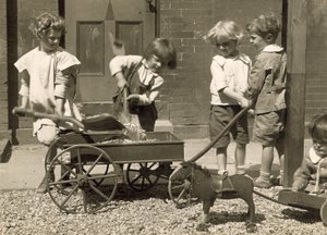 Junge Kinder laden Kies in einen Wagen, ca. 1915