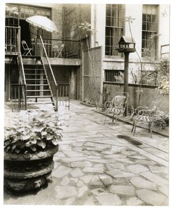 Hinterhofterrasse mit Vogelhaus, New York, USA, ca. 1905-40