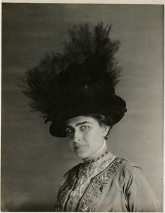 Nahaufnahme eines gefiederten Hutes, ca. 1905-18 von Jessie Tarbox Beals