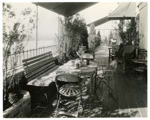 Terrasse mit Blick auf den Fluss, ca. 1936-37