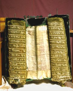 Die Samaritanische Pentateuch-Rolle in ihrem speziell dekorierten Silbergehäuse