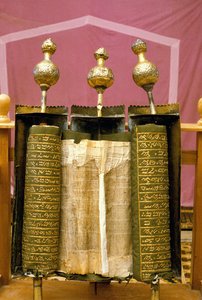 Die Samaritanische Pentateuch-Rolle in ihrem speziell dekorierten Silbergehäuse
