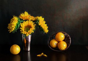 Goldene Sonnenblumen und Orangen