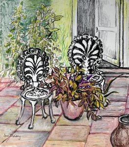 Stühle auf der Terrasse, mit Töpfen von Joan Thewsey