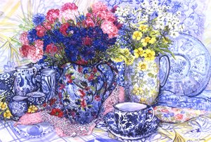 Kornblumen mit antiken Krügen und gemusterten Stoffen, 2012