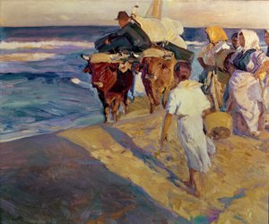 Boot wird am Strand von Valencia hereingezogen