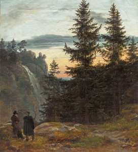 Zwei Männer vor einem Wasserfall bei Sonnenuntergang