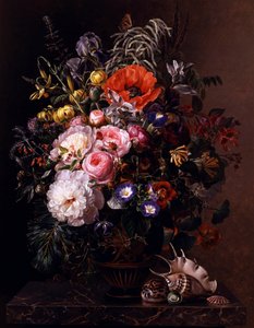 Mohnblumen, Pfingstrosen, Rosen und Kapuzinerkresse in einer griechischen Vase