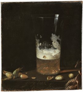 Stilleben mit Bierglas und Nüssen