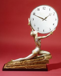 Kniendes Mädchen mit einer Uhr