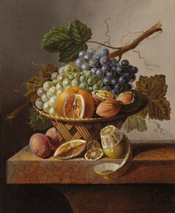 Trauben, eine Orange und Walnüsse in einem Weidenkorb mit einer Zitrone und Pflaumen, alle auf einem Marmorsims