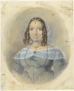 Frau in einem blauen Kleid mit Spitzenkragen