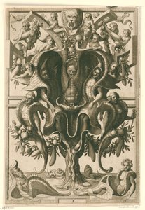 Muschelartiges Ornament, in dem Figuren gefangen sind