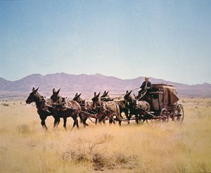 Westliche Postkutsche gezogen von einem sechsspännigen Maultierteam von Walter Charles Mills