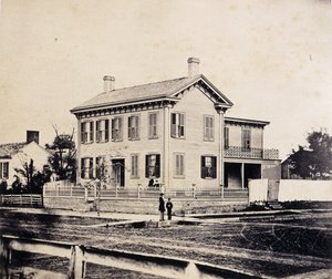 Abraham Lincoln vor seinem Haus in Springfield, Massachusetts, ca. 1860er-1870er Jahre von John Adams Whipple
