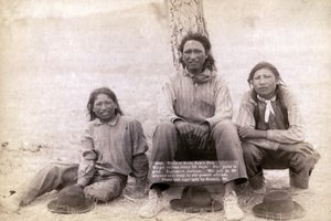 Drei Lakota-Jungen in westlicher Kleidung, 1891 von John C. H. Grabill