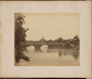 Eine Brücke in Srinaggar über den Jhelum