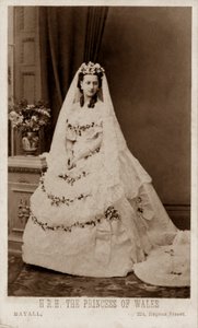 Prinzessin Alexandra von Dänemark in ihrem Hochzeitskleid für ihre Heirat mit dem Prinzen von Wales, dem zukünftigen König Edward VII. von John Jabez Edwin Paisley (after) Mayall
