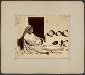 Frau beim Polieren von Töpferwaren von John K. Hillers