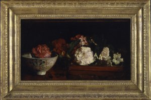 Blumen in japanischem Tablett auf Mahagonitisch