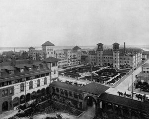 Hotels in Saint Augustin, Florida: der Alcazar, die Cordoue, die Pont de Leon, ca. 1900 von John Lawson Stoddard