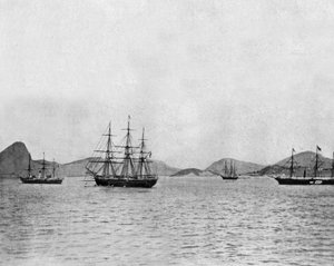 Hafen von Rio de Janeiro in Brasilien (s/w Foto) von John Lawson Stoddard