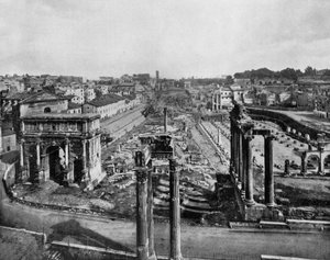 Das Forum in Rom mit Ruinen antiker Monumente: Bogen von Septimius Severus (l), Säulen des Saturntempels (r) und Säulen des Vespasian-Tempels (vorn)