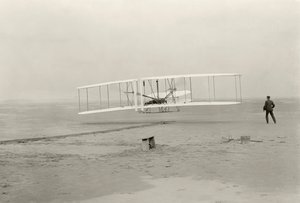 Der Wright Flyer I macht seinen ersten Flug von 120 Fuß in 12 Sekunden in Kitty Hawk, North Carolina