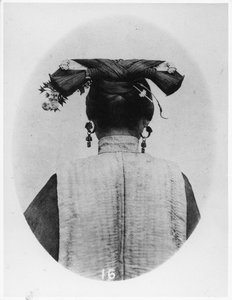 Rückansicht der Frisur einer verheirateten Manchu-Matrone, ca. 1867-72 von John Thomson