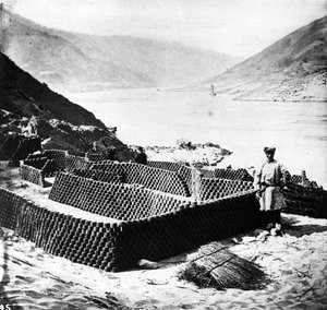 Trocknen von Brennstoff für den Export, Provinz Hubei, ca. 1870 von John Thomson