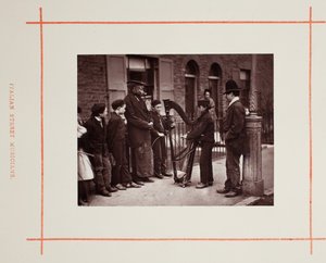 Italienische Straßenmusiker, 1877 von John Thomson