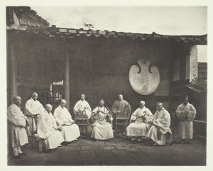 Der Abt und die Mönche von Kushan, ca. 1868 von John Thomson