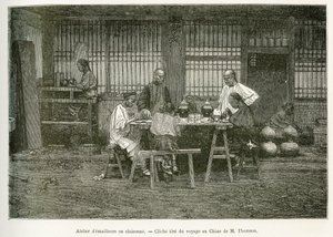 Die Handwerker einer Cloisonné-Werkstatt in Peking. Gravur nach einem Foto von M. Thomson, um die Reise nach Peking und Nordchina von T. Choutze in 1873 zu illustrieren, veröffentlicht in "Le tour du monde" 1876, herausgegeben von Edouard Charton, Hachette von John Thomson