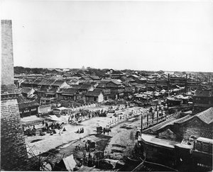 Ansicht der Zentralstraße im chinesischen Viertel von Peking, ca. 1870 von John Thomson