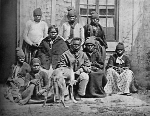 Eine Gruppe der letzten Tasmanier in europäischer Kleidung von John Watt Beattie