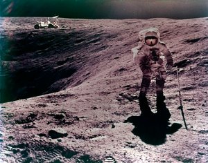 Astronaut Charles Duke an der Descartes-Landestelle, Apollo 16 Mission, April 1972