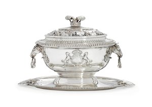 George III Suppenterrine, Deckel, Stand und Einsatz von John and Wakelin Edward (c.1716–84) Parker