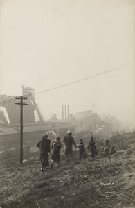 [Frauen in der Nähe eines Industriekomplexes] von José Alemany