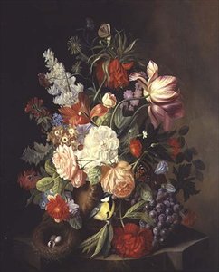 Ein Stillleben mit gemischten Sommerblumen in einer Urne von Josef Holstayn