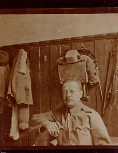 Album "Meine Weltkriegs-Erinnerungen Südwestfront (Kärnten, Italien, Südtirol) 31/03/1915-12/11/1918 - Josef Zohles Wien": Porträt eines Soldaten (s/w Foto)